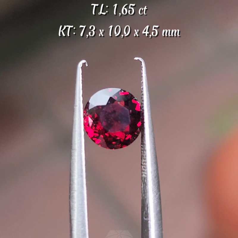 Garnet Đỏ Đen Tự Nhiên KG-10092